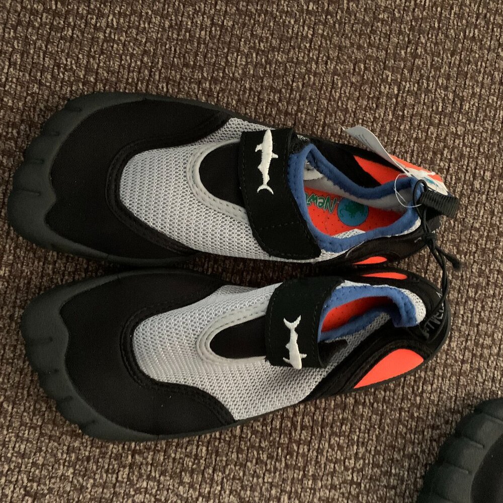 KIDS WATER SHOES SIZE 13/1